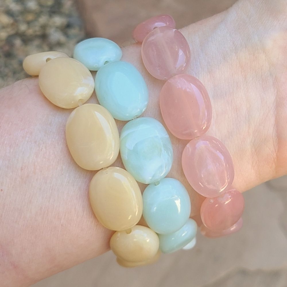 Y2K Avon NOS Pastel Beaded Stretch Bracelet Set Yellow Blue Pink w/Box